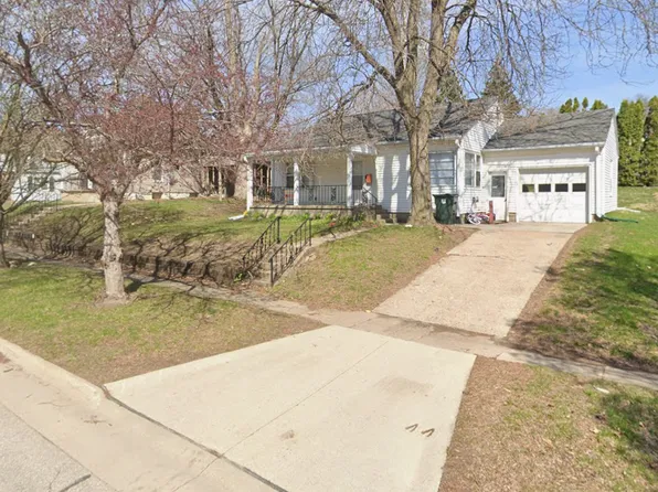 1217 W 19th St, Cedar Falls, IA 50613