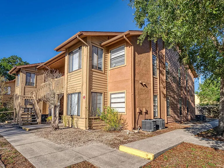 Harbor Oaks Apartments — Photo 9