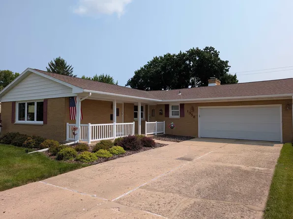 1358 Empire Ct, Freeport, IL 61032
