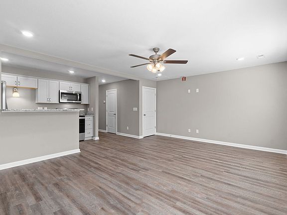 4th image of 135 Country Ln Unit 102