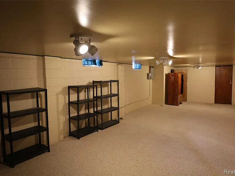 4121 Seminole Dr — Photo 48