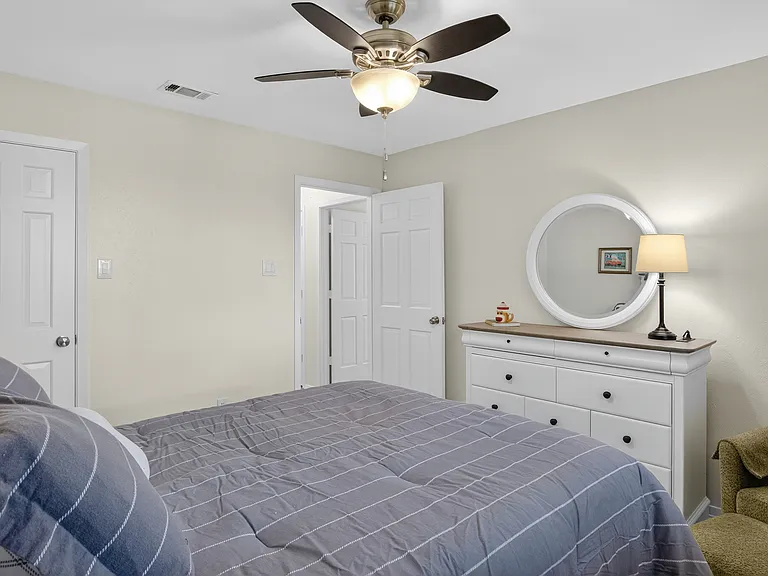 +Full bed
+Closet
+Dresser
+Ceiling fan