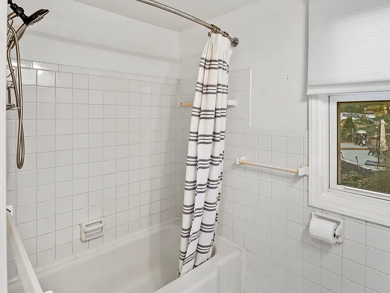 Bathroom Tub / Shower