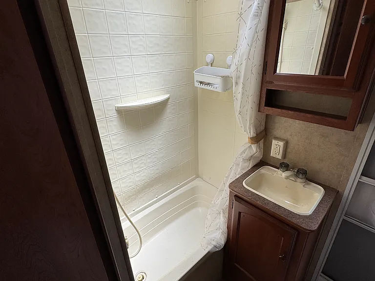 22 Grube St — Photo 7