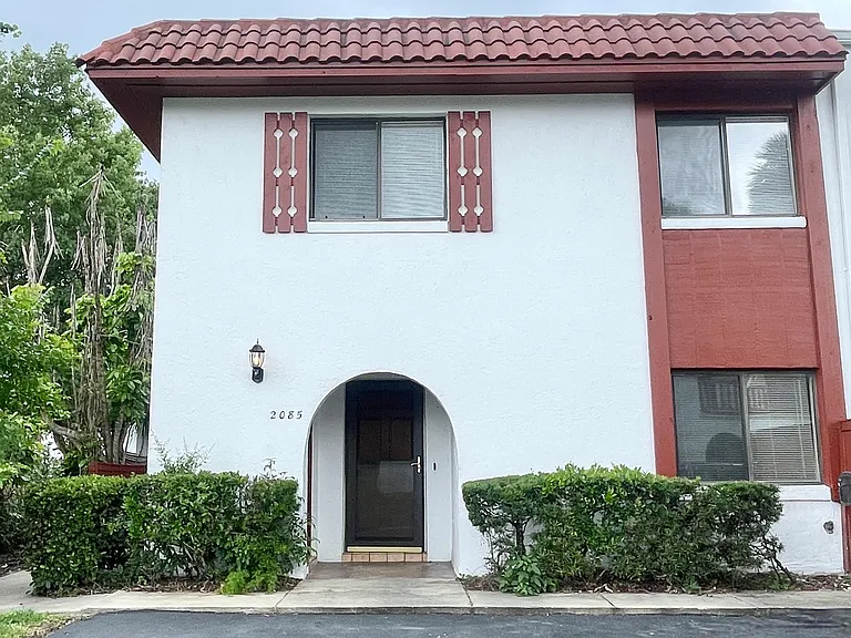 2085 Oak Meadow Cir #2085 — Photo 1