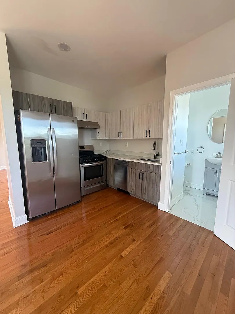 2 bed, 825 sqft, $3,100 — Photo 3