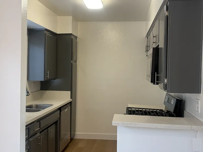 7061 Whitsett Ave — Photo 10