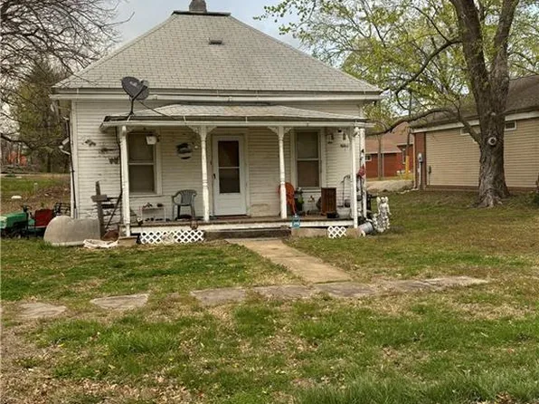 207 E 10th St, Pleasanton, KS 66075