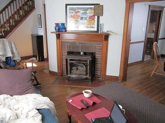 Living room /w fireplace