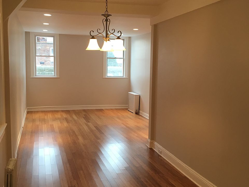 Living Room (Pic 1 of 2)