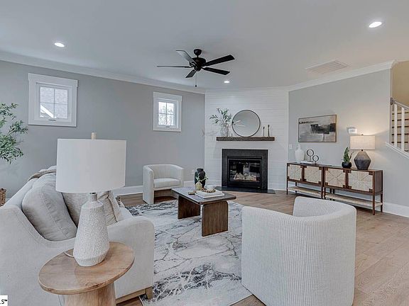 3rd image of 127 Terrace Cir