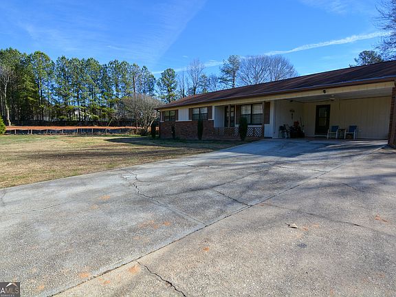 2nd image of 692 Davis Rd