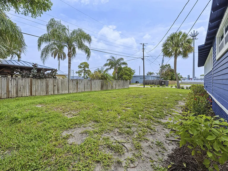 1566 NW 9th Ave — Photo 27