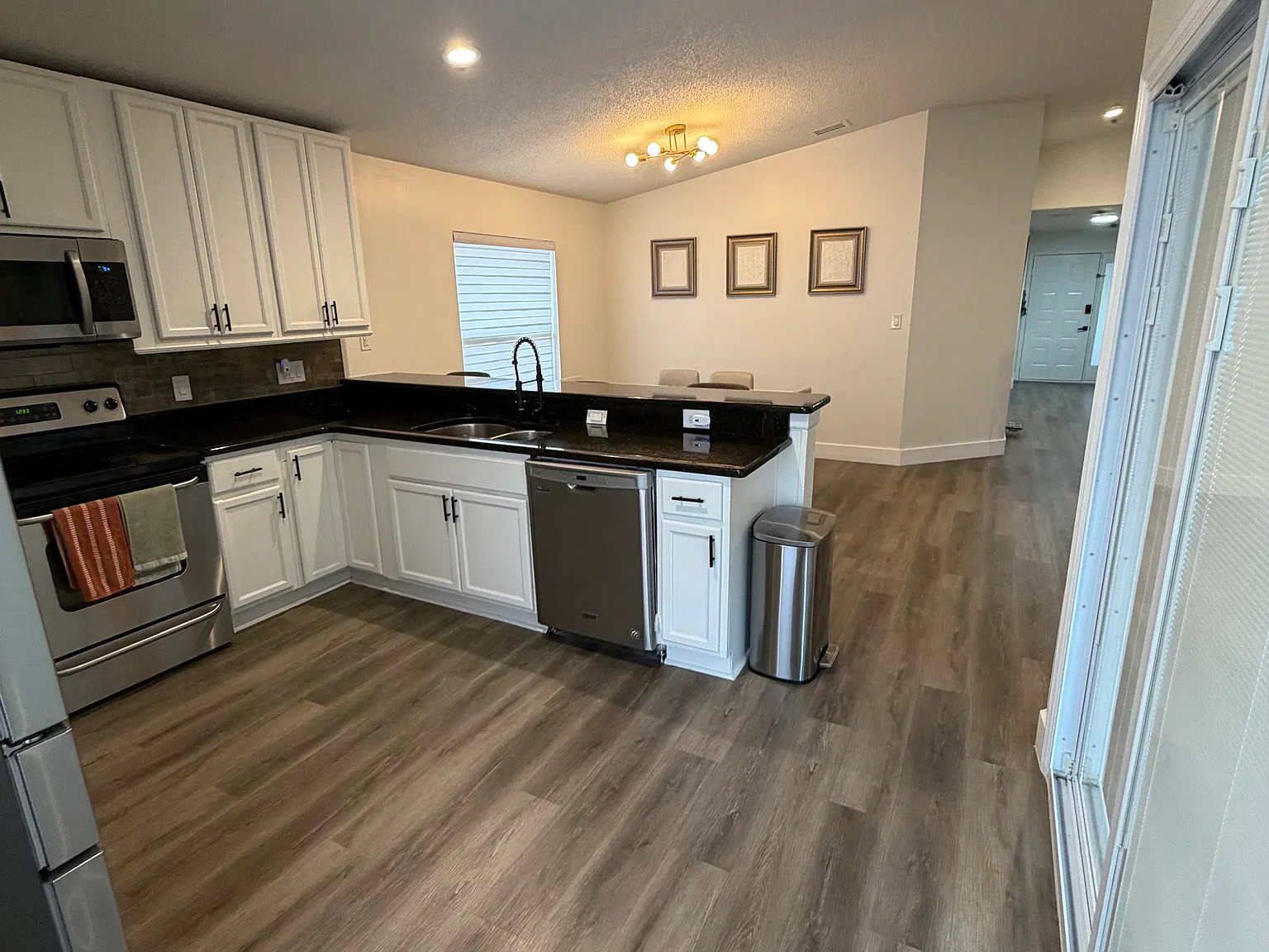 3 bed, 1410 sqft, $3,100 — Photo 2