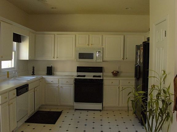 KITCHEN WITH ALL APPLIANCES