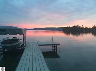 6254 S Tamarack Ln, Maple City, MI 49664