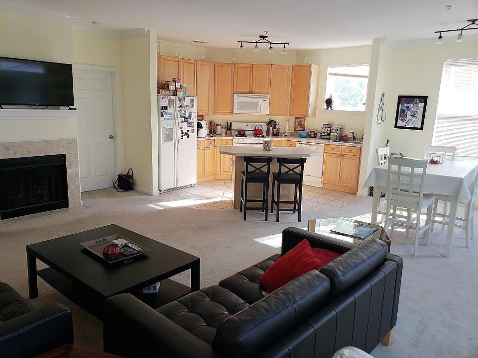 9' ceiling open floor plan with plenty windows, and french balcony. Hardwood floor upgrade is not shown in this picture.