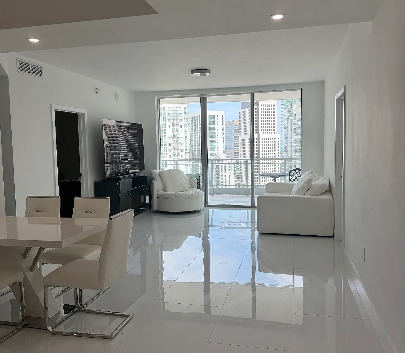 2 bed, 1129 sqft, $3,900 — Photo 1