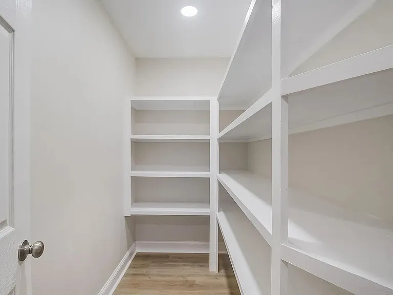 306 Westview Dr — Photo 3