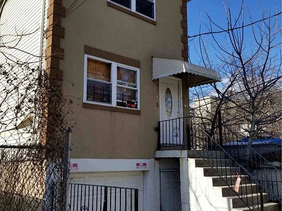 5th image of 372 Essex St