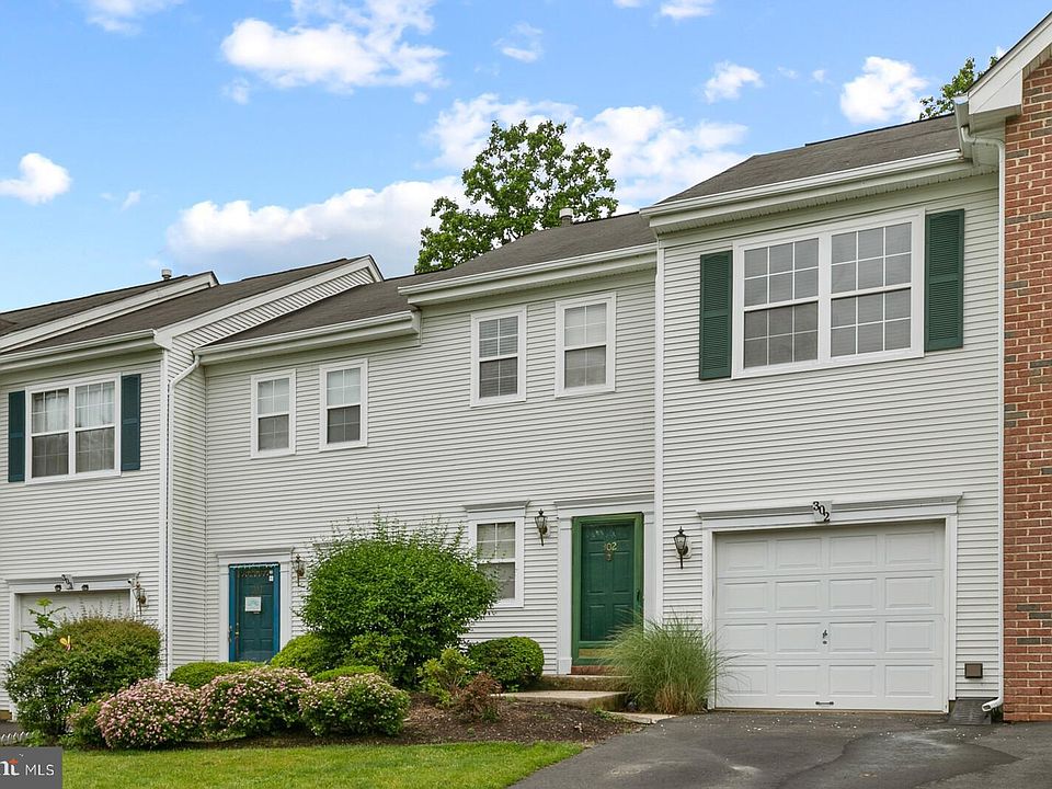 1st image of 302 Bentley Dr
