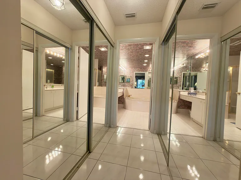 7922 Sandy Pointe Dr — Photo 30