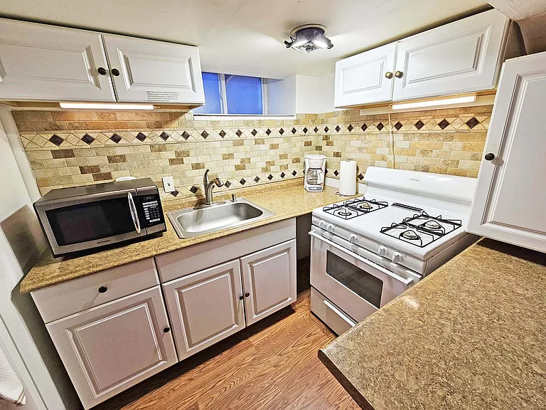 COMPLETE KITCHEN