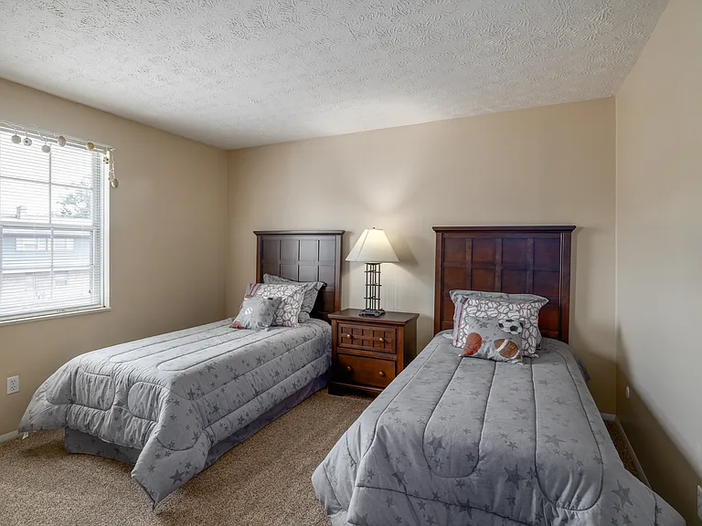 Four Seasons Apartments & Townhomes — Photo 7