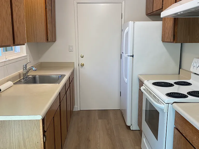 1002 Creekside Ct — Photo 6