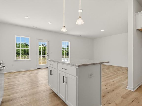 5th image of 228 Waylon Ct