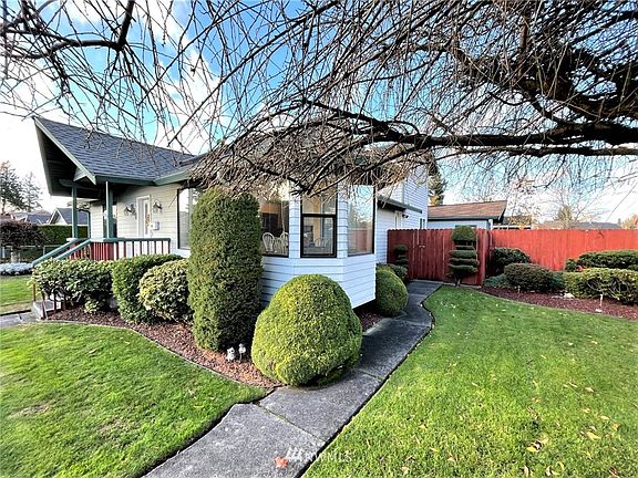 Professionally maintained landscpaing 