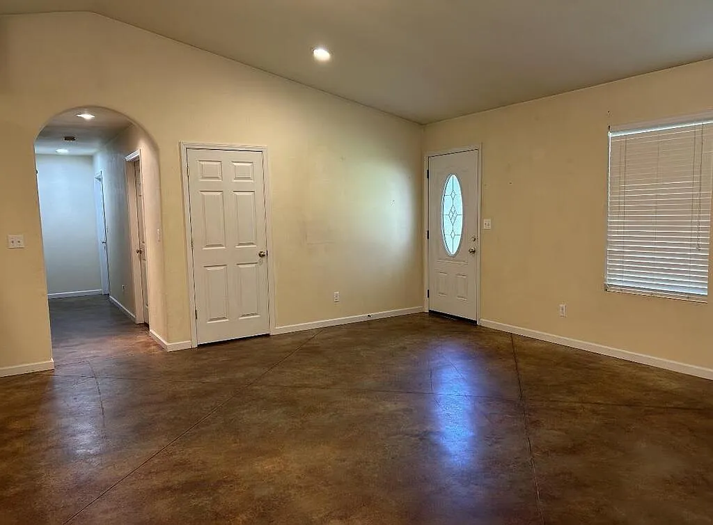 3 bed, 2.0 bath, $1,100 — Photo 2