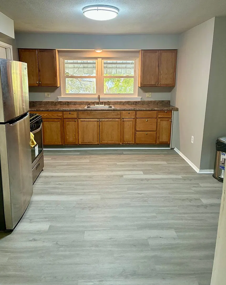 2/1 With Bonus Rooms and Huge Yard in Mt Oliver- Available NOW! — Photo 1