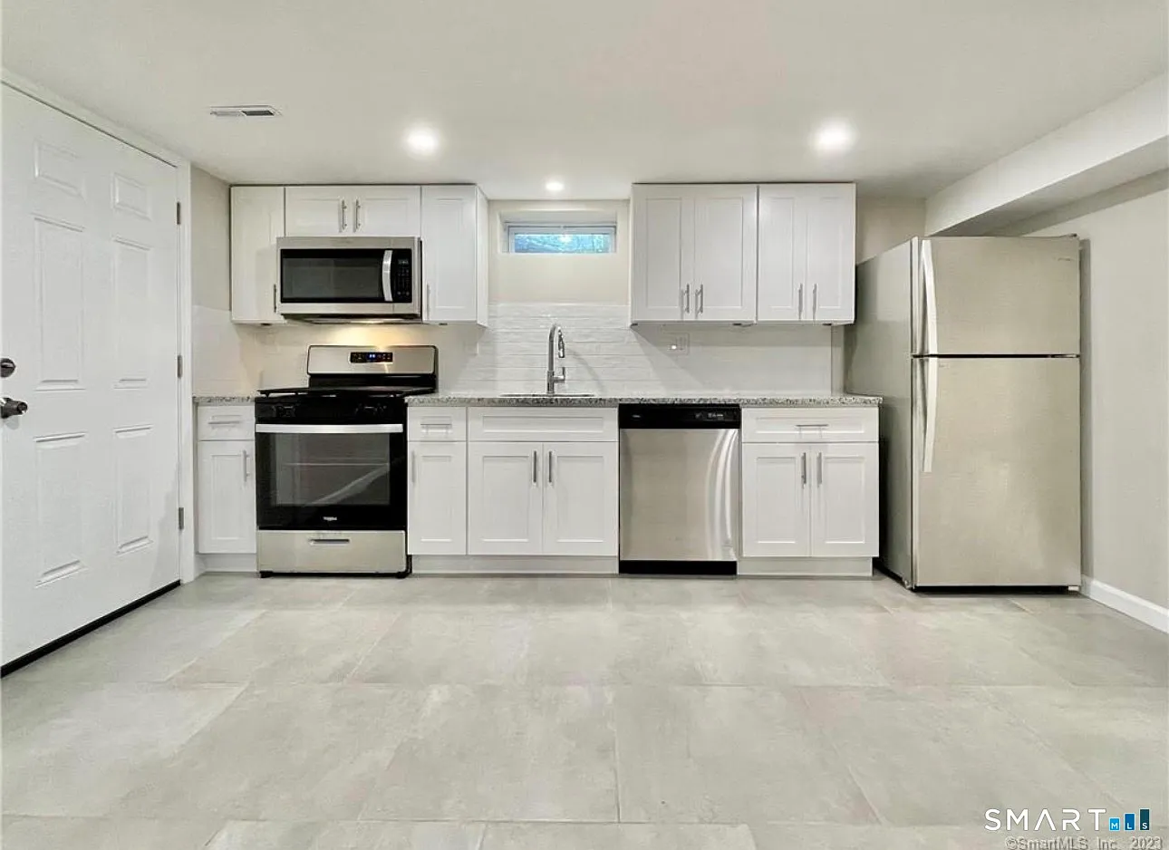 2 bed, 1.0 bath, 1932 sqft, $2,000 — Photo 2