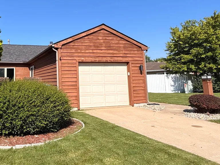1120 Yale Ave — Photo 2