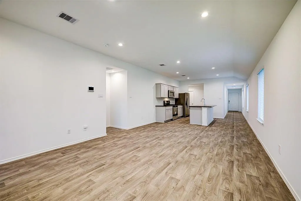 3 bed, 2.0 bath, 1489 sqft, $1,999 — Photo 3