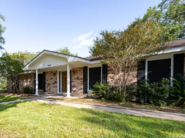 902 Newhall, Beeville, TX 78102