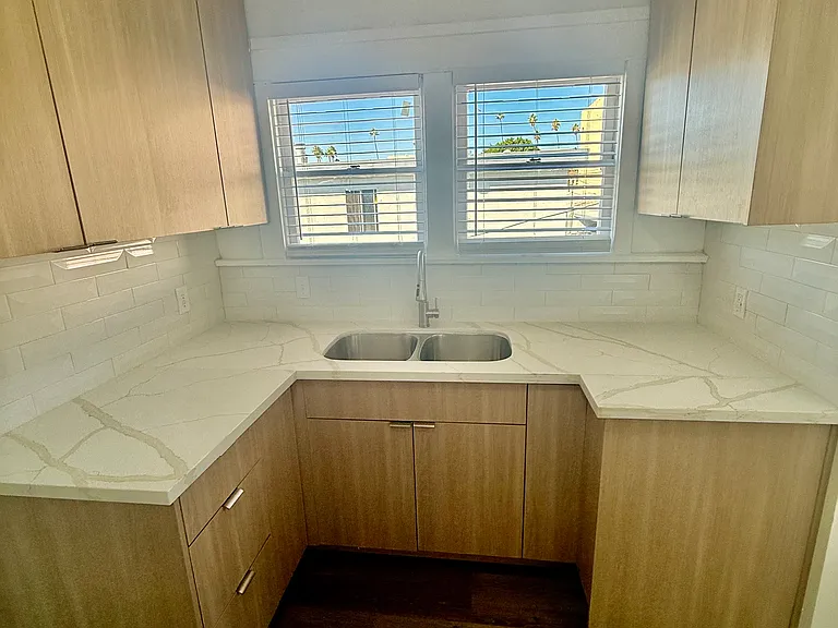 5115 De Longpre Ave — Photo 4