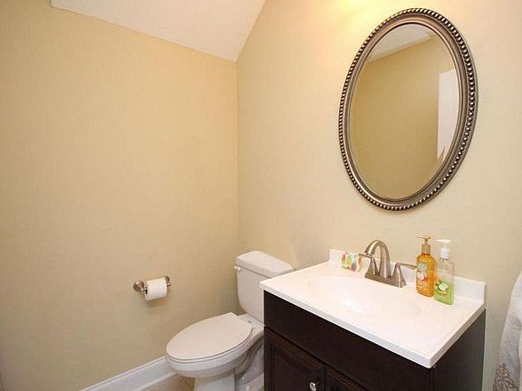 5th image of 870 Fairview Dr