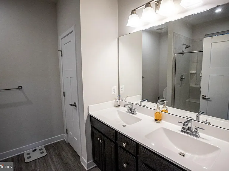 7821 Cove Point Dr — Photo 27