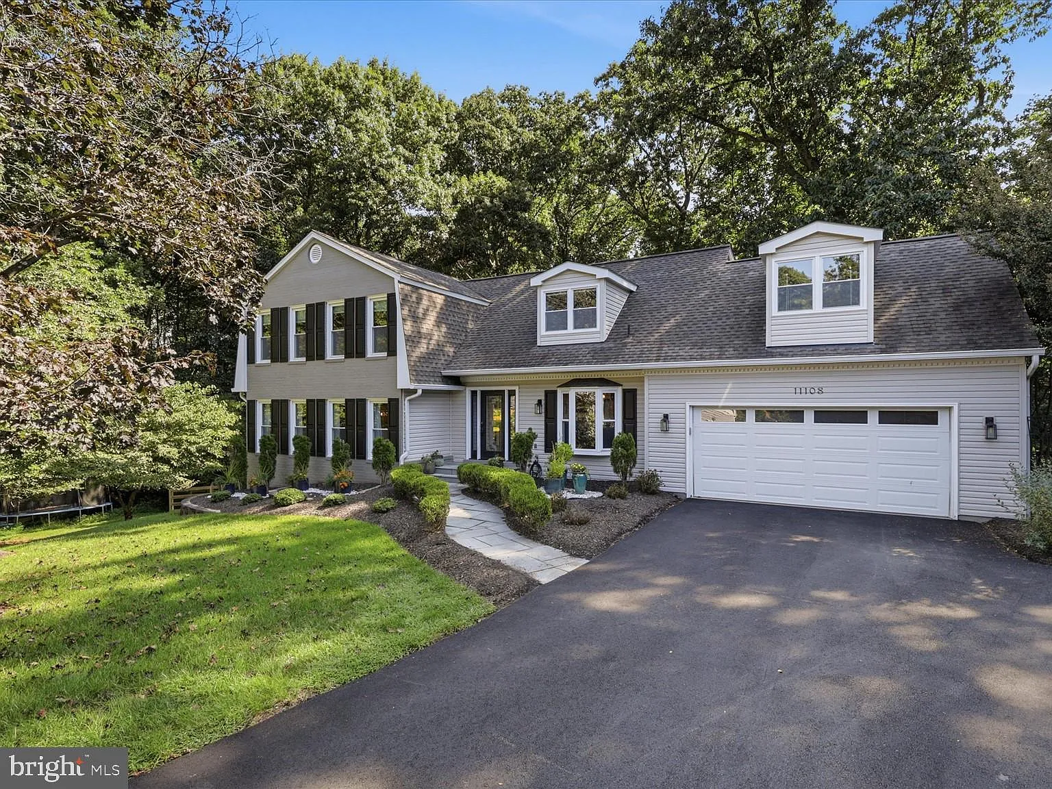 5 bed, 3.5 bath, 3307 sqft, $5,475 — Photo 2