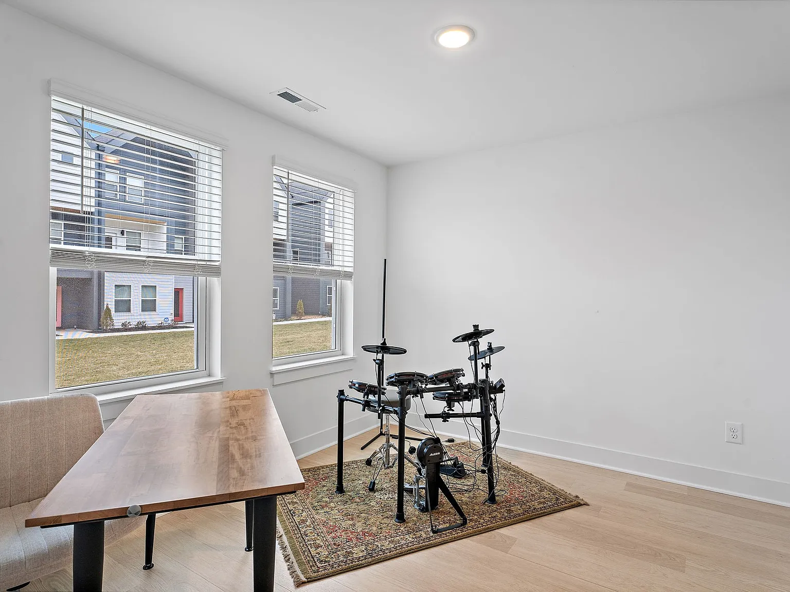 4 bed, 3.5 bath, 1900 sqft, $3,195 — Photo 4