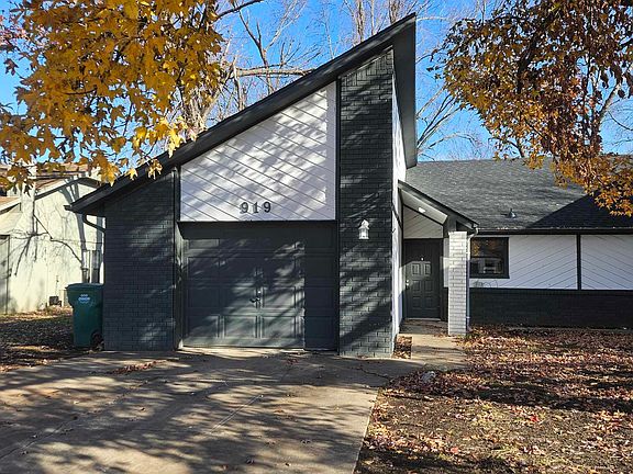 2nd image of 919 N Turtle Creek Dr
