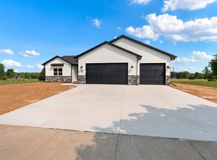 1448 Foxfire Ct, Waupaca, WI 54981