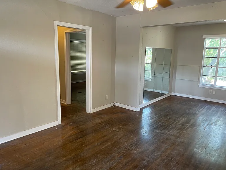 214 Colton Dr — Photo 3