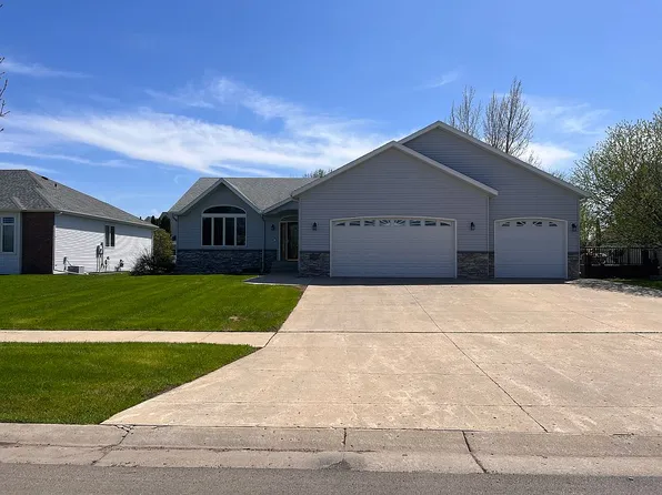 1010 43rd Ave N, Fargo, ND 58102