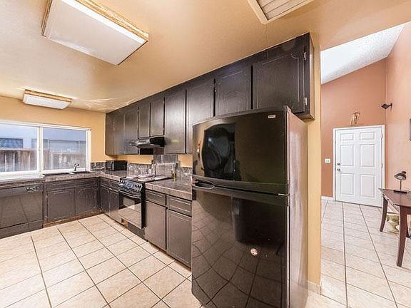4th image of 394 Greenpark Way