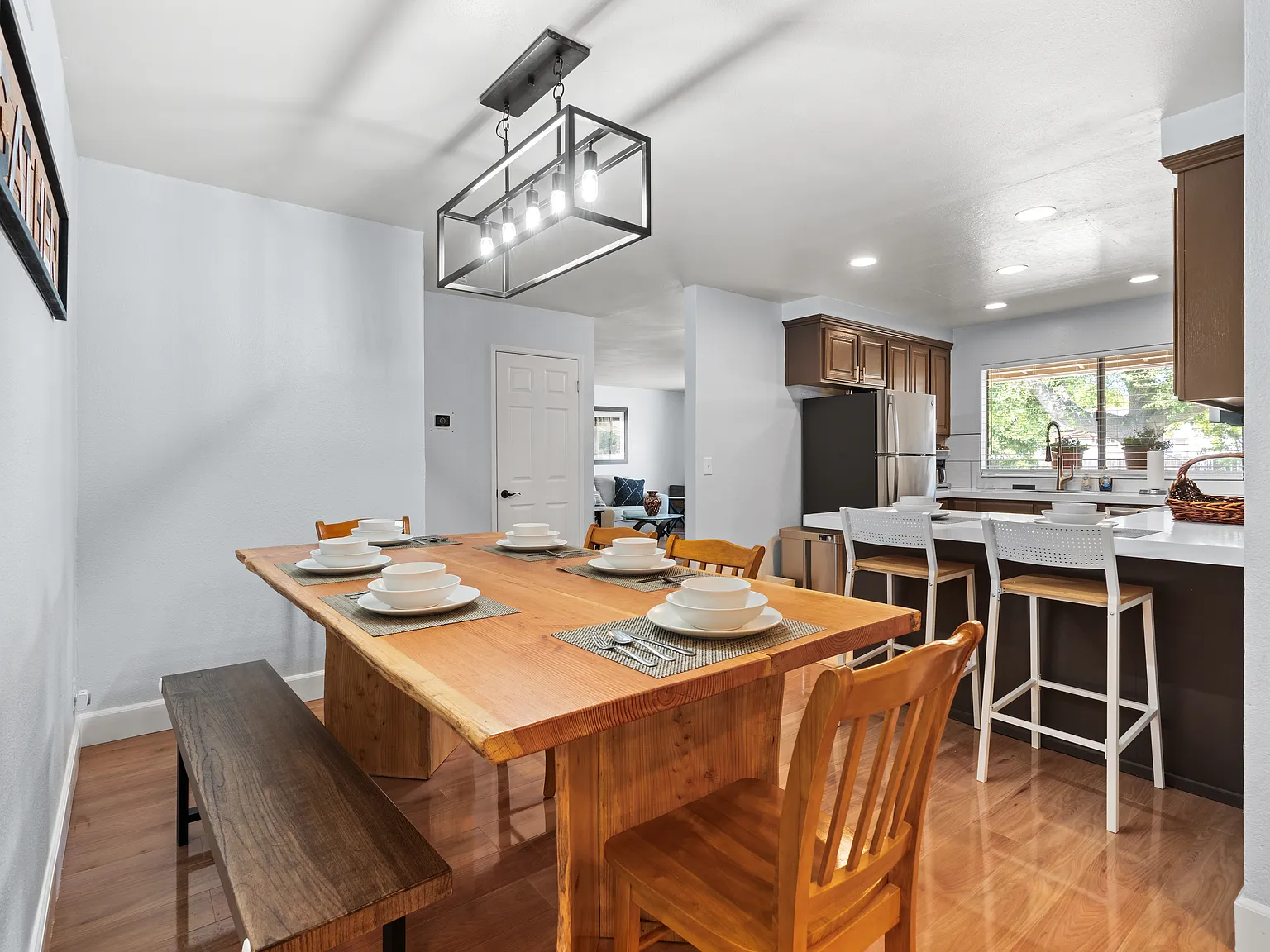 5 bed, 1988 sqft, $6,000 — Photo 2