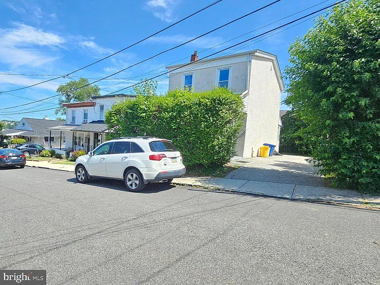 130 Rockland Ave — Photo 1