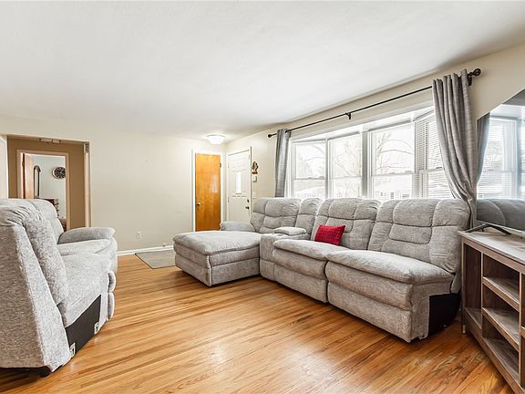 5th image of 210 Sunnyside Dr